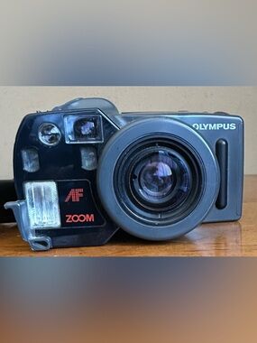 Olympus Infinity Superzoom 300 Auto Focus 35mm SLR Film Camera w/38-105mm Lens